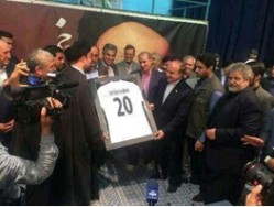 پیراهن شماره۲۰ تیم ملی به نوه امام(ره) اهدا شد
